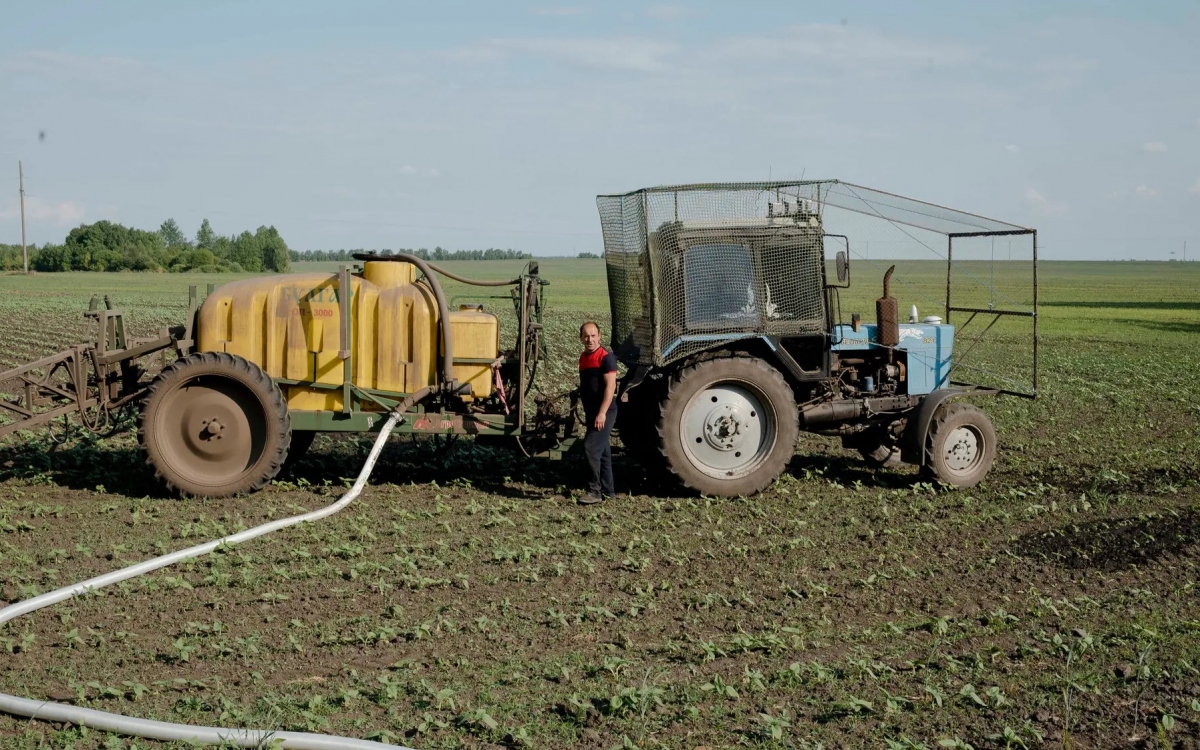 Máy kéo có gắn lưới chống UAV của nông dân ở Belgorod. Ảnh: Nytimes.
