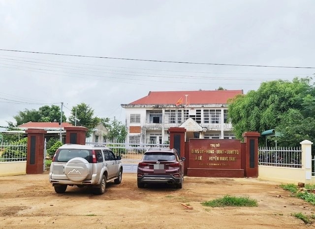 Ông Thọ bị tạm giữ vì nghi tổ chức sử dụng chất ma tuý trong phòng làm việc riêng, nằm trong trụ sở UBND xã Đê Ar, huyện Mang Yang, Gia Lai. (Ảnh: Hoàng Thanh)