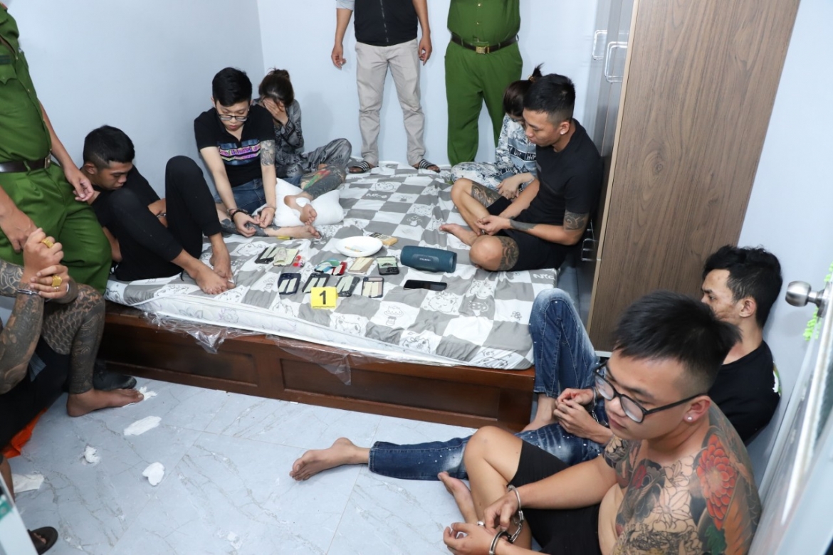 Các đối tượng cùng tang vật.