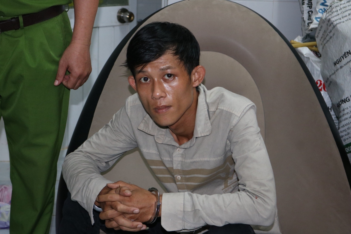 Nguyễn Quốc Huy và số tang vật tại thời điểm bị bắt.