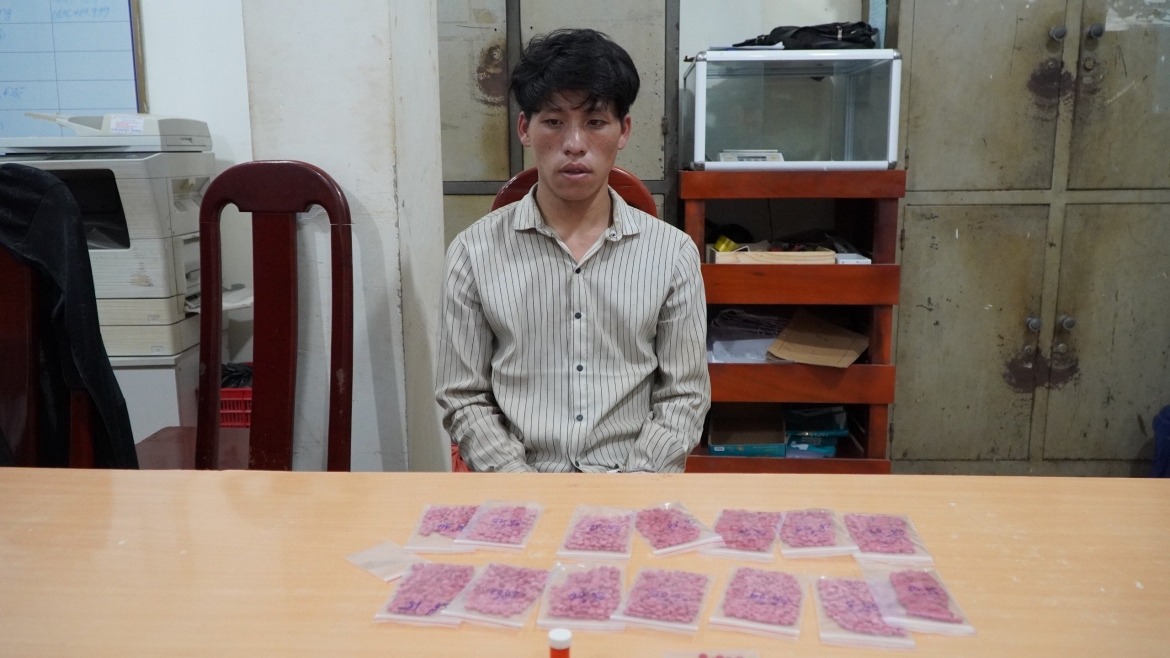 Đối tượng Vừ A Nù cùng tang vật vụ án.
