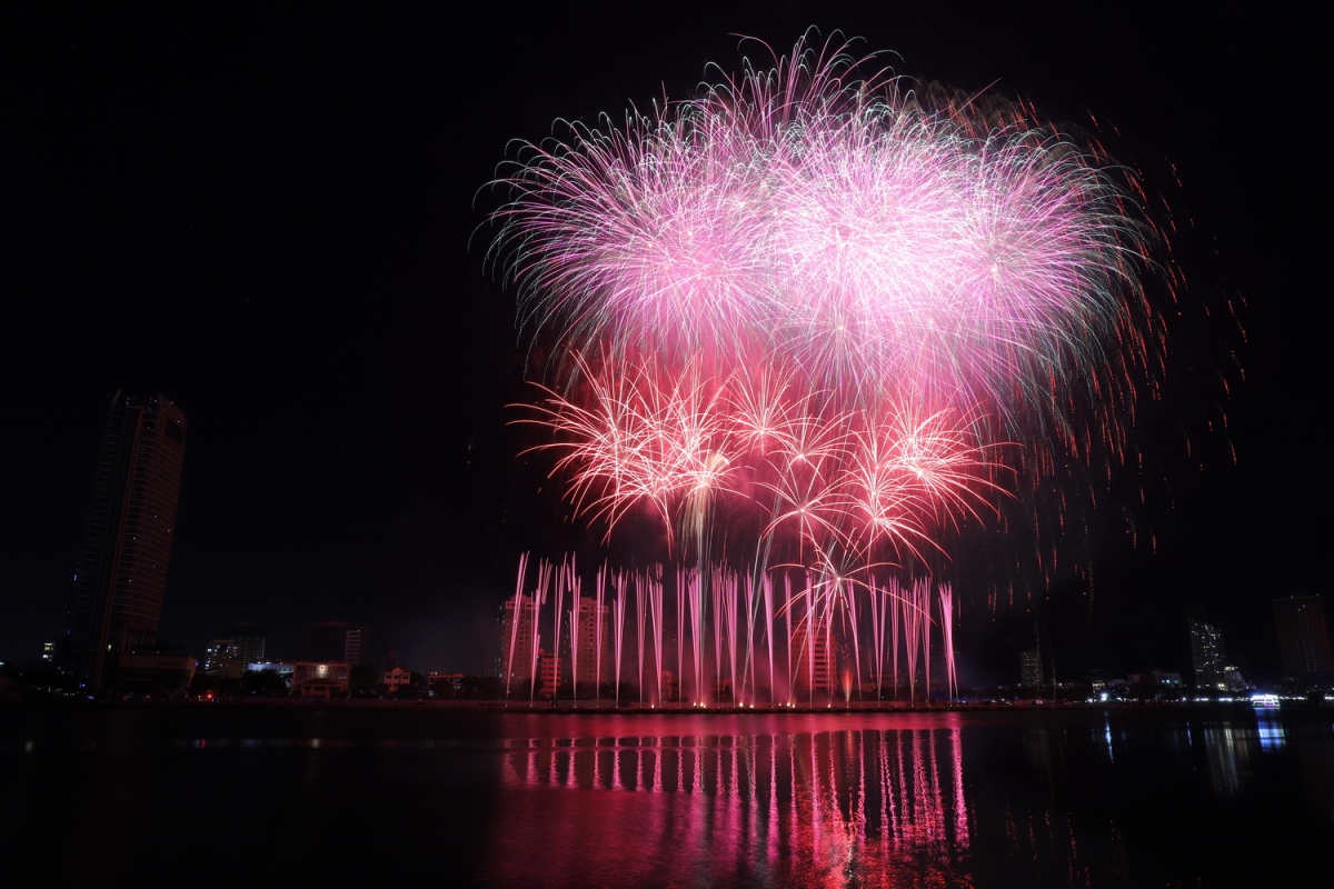 Màn bắn pháo kết hợp hoàn hảo ở dưới nước và trên không của đội Pháp