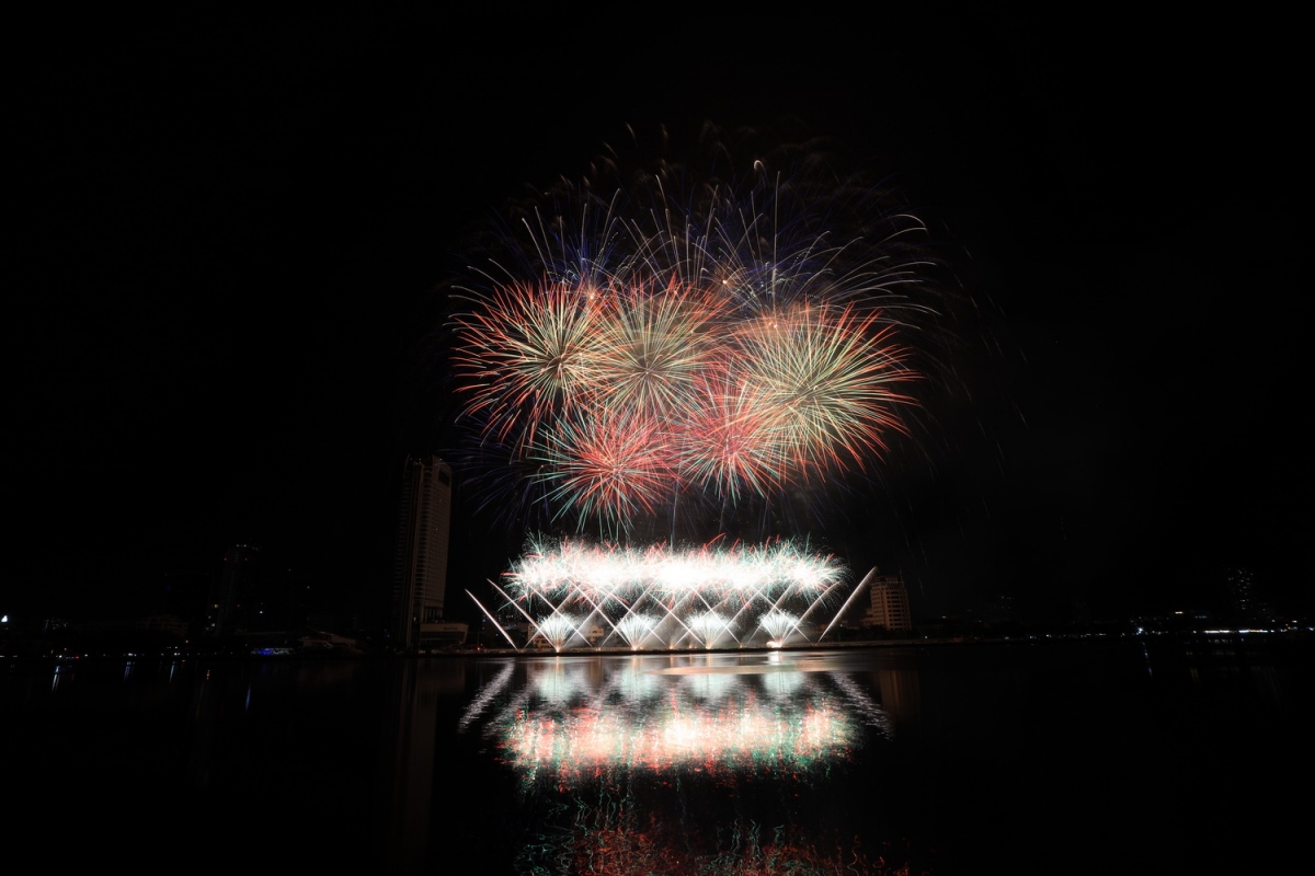 Bùng nổ ánh sáng trên sông Hàn Đà Nẵng.