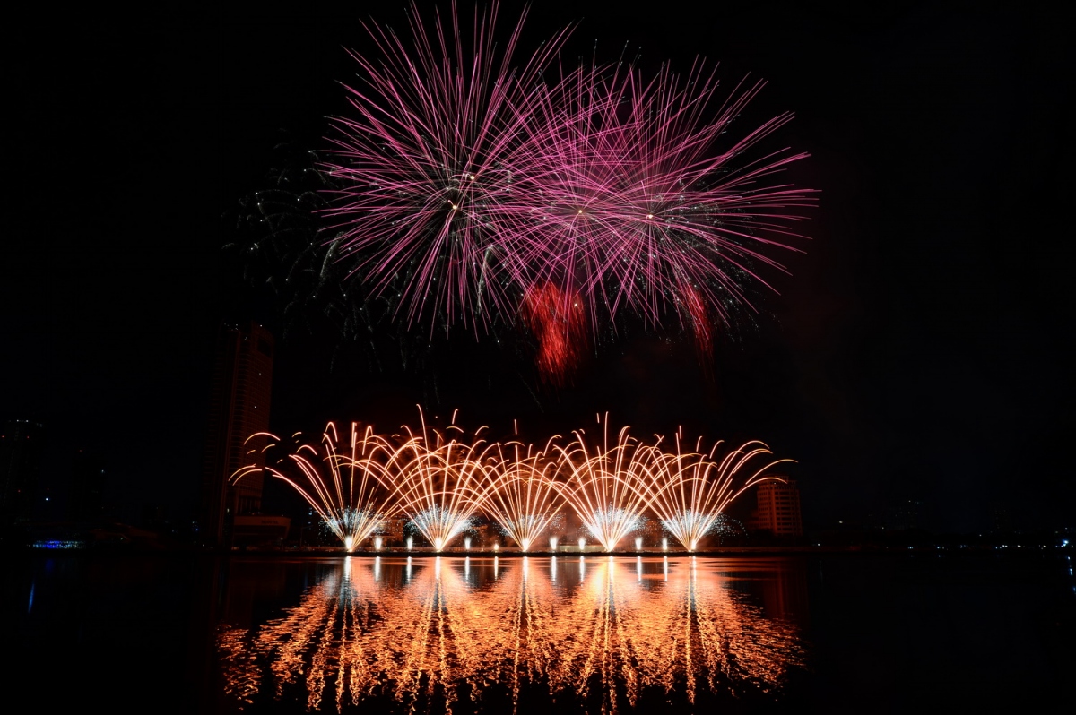 Màn trình diễn đa dạng những hình pháo từ cây cọ, hình cầu, cây liễu đến hoa cúc vẽ lên bầu trời.