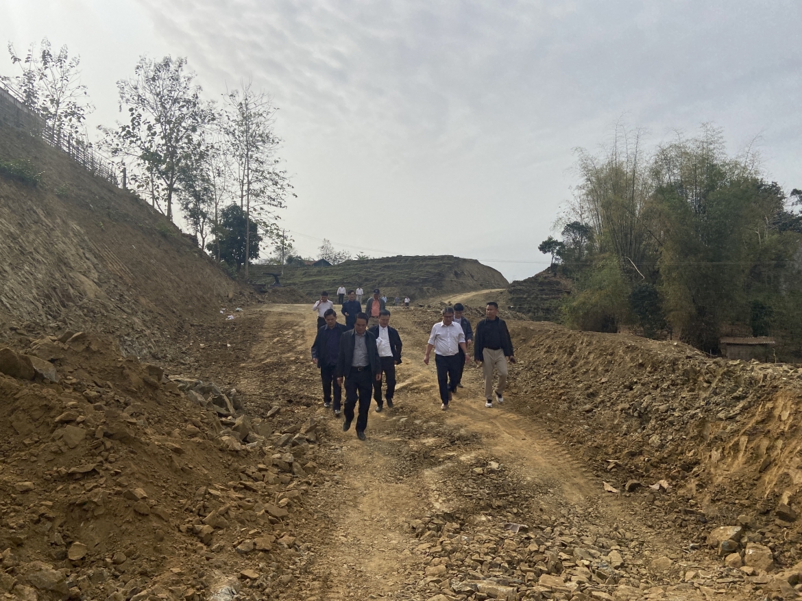 Lãnh đạo tỉnh Sơn La kiểm tra thực địa tiến độ triển khai dự án tuyến đường giao thông nối Quốc lộ 37, huyện Bắc Yên với đường Quốc lộ 279D, huyện Mường La, Sơn La (Ảnh: T.N)