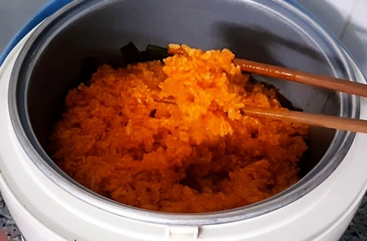 Nấu xôi gấc bằng nồi cơm điện nhanh, đơn giản không khác gì nấu cơm. (Ảnh:TL)