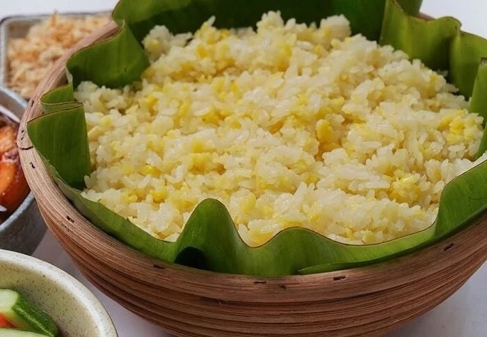 Nấu xôi bằng nồi cơm điện nhanh và giảm nhiều công đoạn chuẩn bị so với cách hấp xôi truyền thống. (Ảnh: BHX)