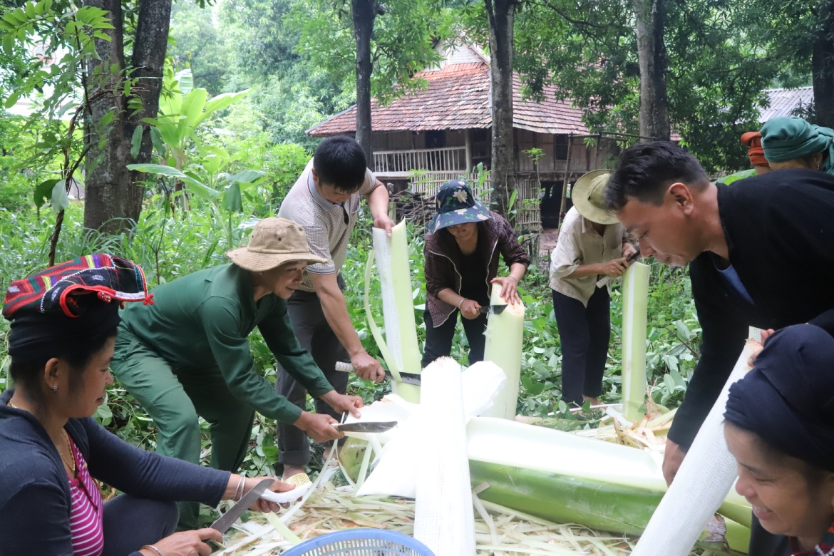 Người đồ xôi, làm cỗ... để thầy mo chuẩn bị làm lễ.