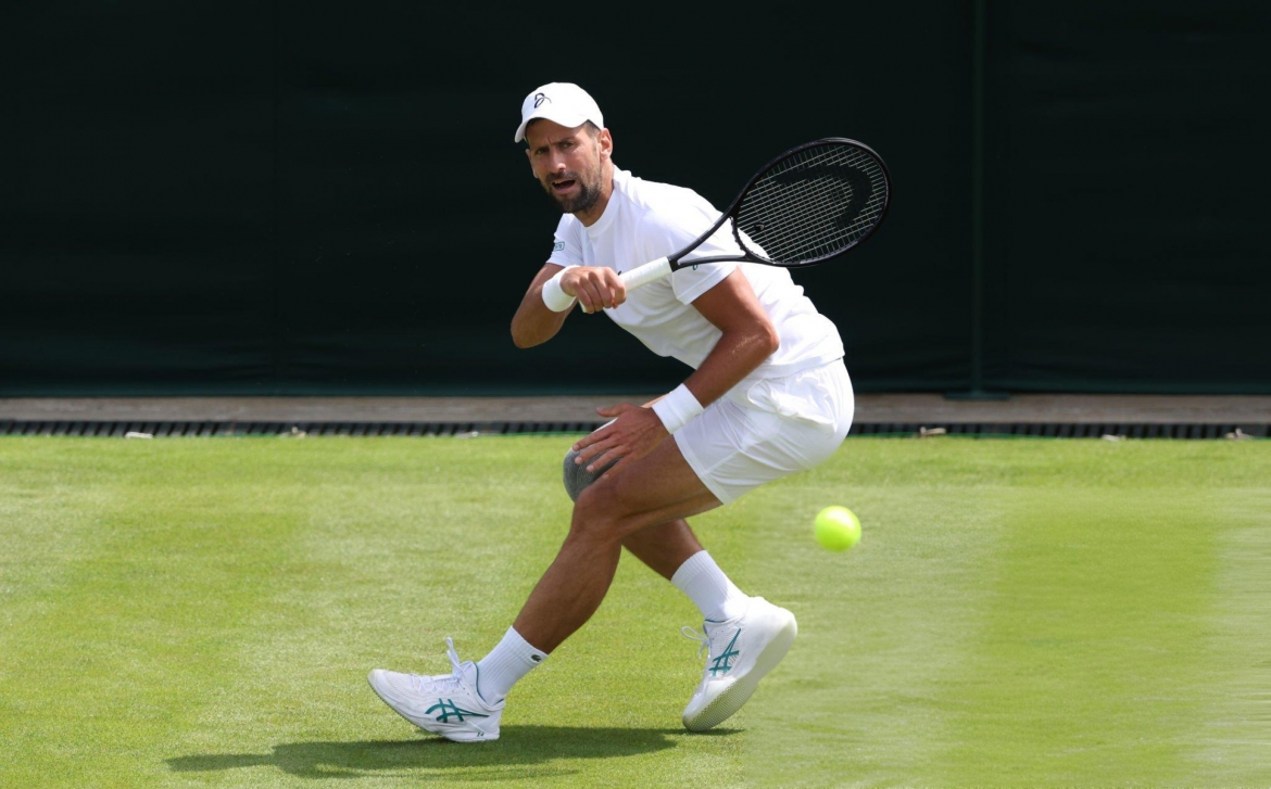 Djokovic trong buổi tập trước Wimbledon 2024. (Ảnh: Getty). 