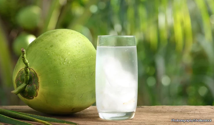 Ngậm một ngụm nước dừa ở cổ họng trong vài phút, bạn sẽ thấy giảm cảm giác đau