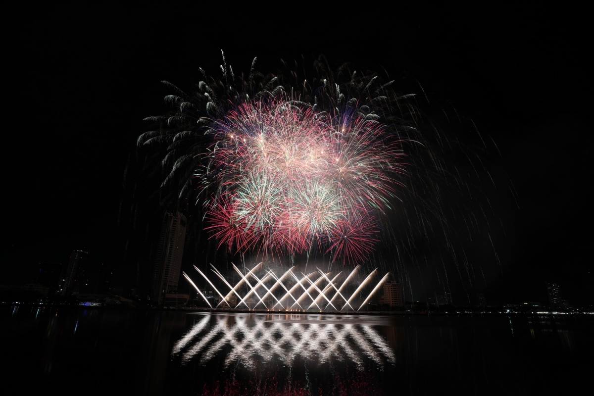 Màn trình diễn của đội Pháp luôn nhận được những tràng pháo tay, reo hò của khán giả.