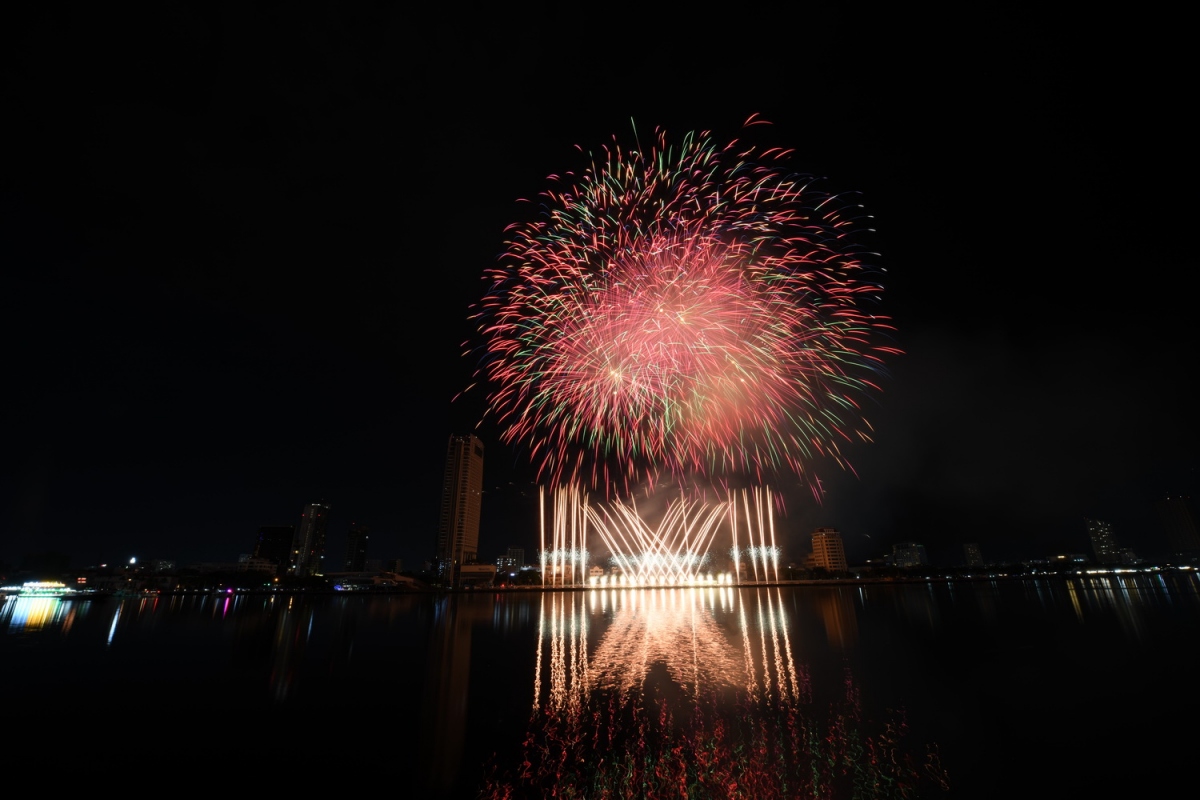 Hình ảnh pháo được bắn trên nền nhạc nhịp nhàng cuốn hút người xem.