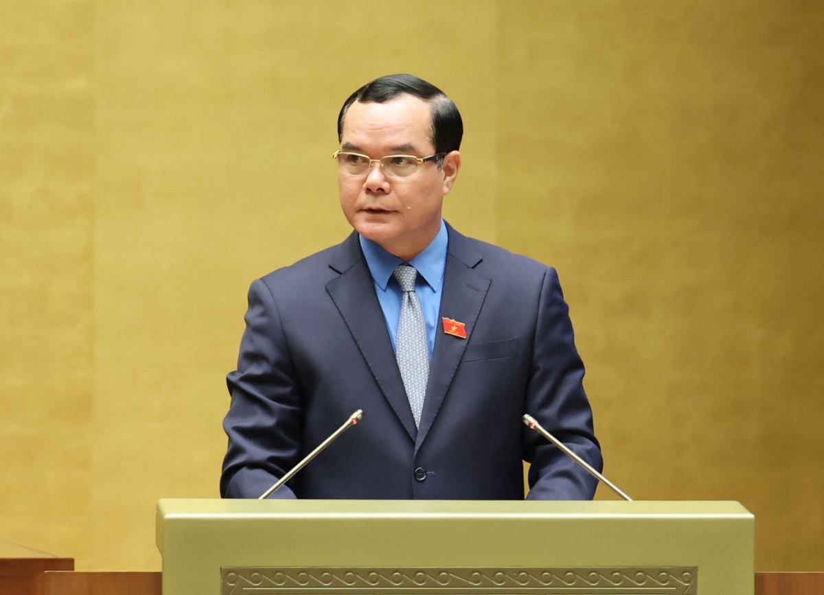 Chủ tịch Tổng Liên đoàn Lao động Việt Nam Nguyễn Đình Khang đọc tờ trình về Dự án Luật Công đoàn (sửa đổi).