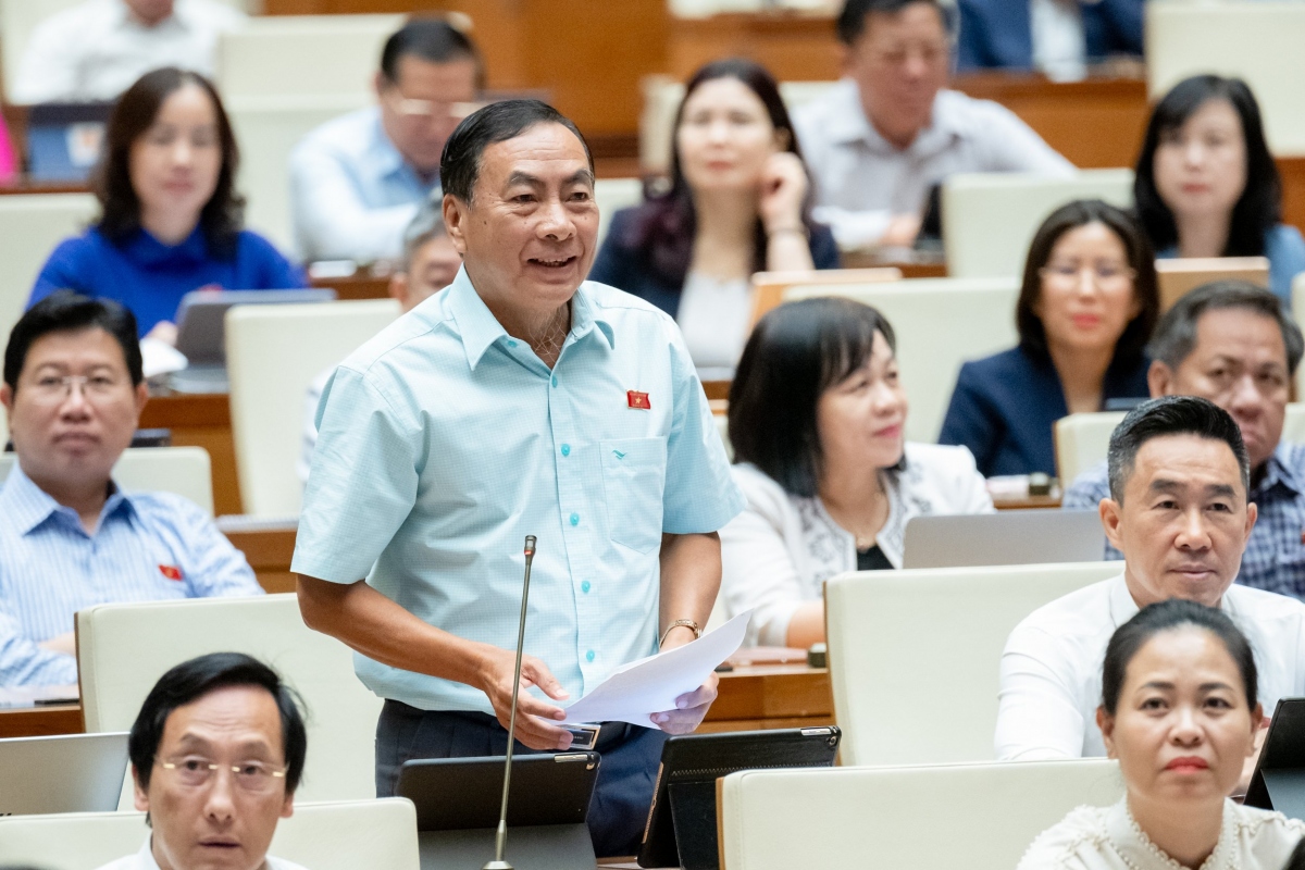 Đại biểu Phạm Văn Hoà (Đồng Tháp) cho rằng, cần nghiên cứu kỹ lưỡng và có giải pháp hạn chế hệ luỵ của việc sử dụng cát biển làm vật liệu thi công đường cao tốc, đặc biệt là khu vực Đồng bằng sông Cửu Long.