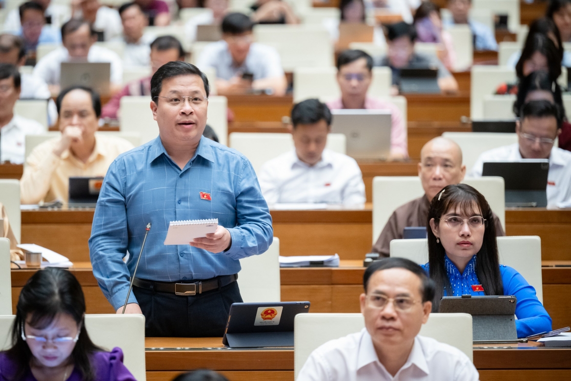 Đại biểu Nguyễn Danh Tú - Đoàn ĐBQH tỉnh Kiên Giang đặt câu hỏi với Tổng Kiểm toán Nhà nước Ngô Văn Tuấn