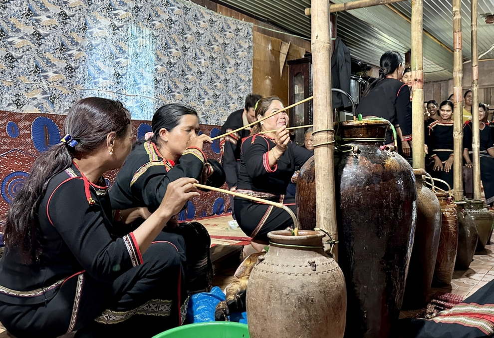 Sau khi nghi lễ kết thúc, mọi người chung vui bên các ché rượu cần (Ảnh: Y Nin)