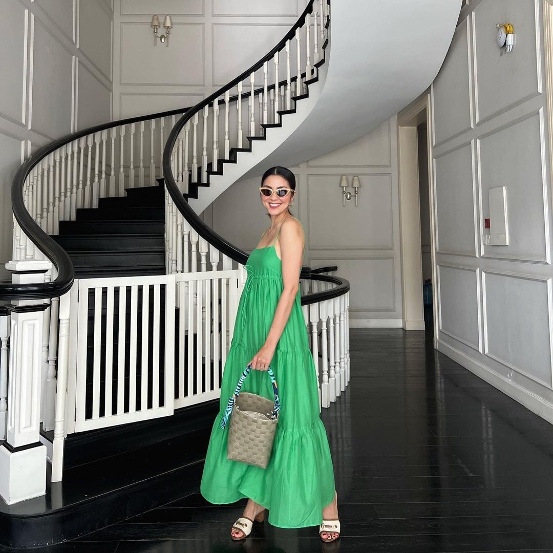 Trang phục của ngọc nữ thường có sự kết hợp hài hòa giữa phong cách cổ điển và hiện đại. Cô ưa chuộng những bộ đầm dài, đôi khi là váy xòe, với kiểu dáng cổ điển nhưng có họa tiết hiện đại. Bên cạnh đó, cô cũng chăm thử nghiệm với các màu sắc và họa tiết khác nhau để tạo nên sự mới mẻ trong phong cách của mình.