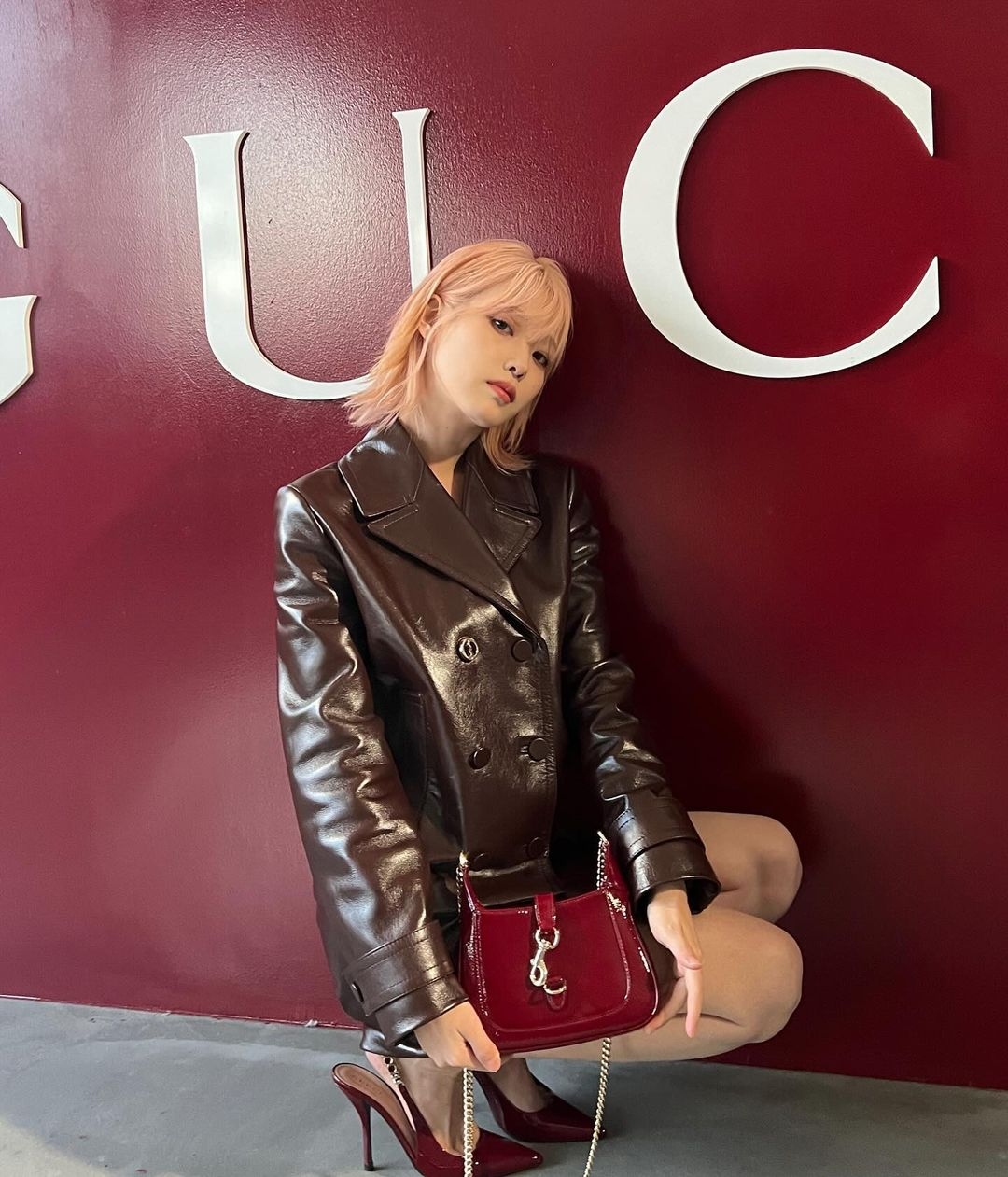 IU quả thực là "tín đồ" của Gucci khi sở hữu nhiều mẫu túi của thương hiệu này. Cô nàng sở hữu chiếc Gucci Jackie màu đỏ đầy quyến rũ. Jackie là một chiếc túi hobo mini cổ điển của Gucci được đặt theo tên của cựu Đệ nhất phu nhân Mỹ Jackie Kennedy. Chiếc túi đánh dấu sự thống trị thị trường thời trang của Gucci trong thập niên 60 cũng như 70. Phiên bản hiện đại của nó đã thu hút sự chú ý của nhiều tín đồ mua sắm xa xỉ. IU đã diện Gucci Jackie màu đỏ đầy quyến rũ tại buổi trình diễn Gucci Ancora gần đây vào năm 2024. Mẫu túi có giá khoảng 3.980 USD.