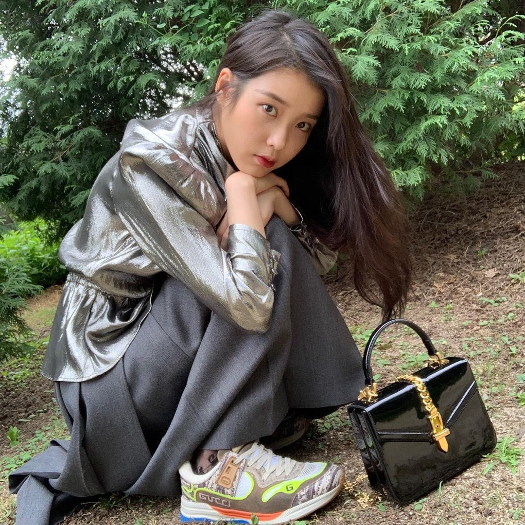 Chiếc túi Gucci Sylvie 1969 Mini Top đã làm nổi bật vẻ nữ tính của "em gái quốc dân". Gucci Sylvie 1969 là một món đồ vừa sang trọng vừa đầy tính nghệ thuật dành cho tất cả những người yêu thích túi xách. Chiếc túi da bóng màu đen bóng được tạo điểm nhấn bằng dây kim loại tông vàng nổi bật chạy dọc mặt trước tạo điểm nhấn tinh tế hơn. Chiếc túi đến từ thương hiệu xa xỉ Gucci có giá khoảng 3.200 USD.