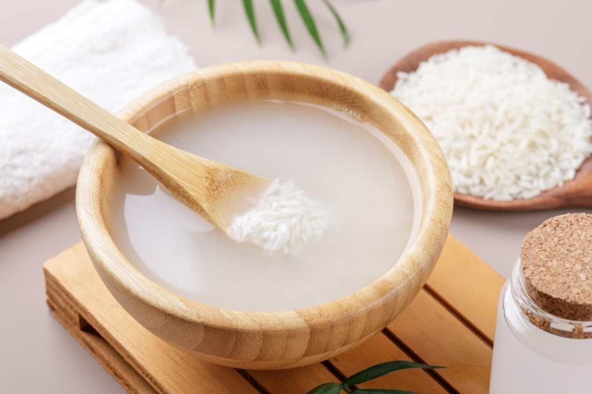 Nước vo gạo giúp phái đẹp giảm đau bụng trong ngày đèn đỏ. Ảnh: Istock