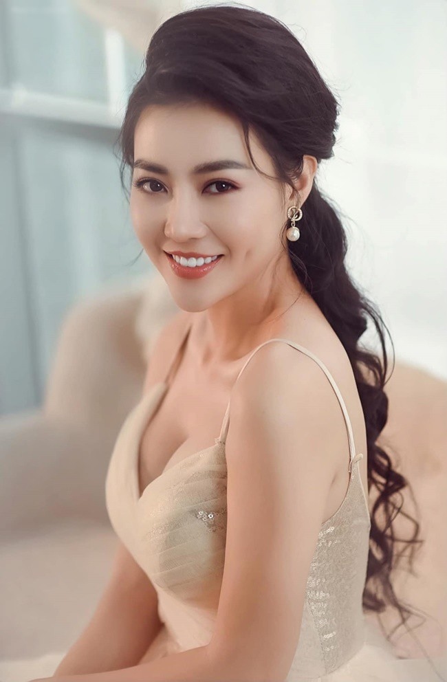 Thanh Hương bất ngờ lên tiếng về tin đồn yêu đương thời gian qua. Nữ diễn viên viết: “Tâm hồn lãng mạn nên hay thích làm thơ. Cóp nhặt vu vơ, các bác lại bảo là em rắc thính. Thính bả gì ở đây, đang tập trung đóng phim đừng làm phiền”.