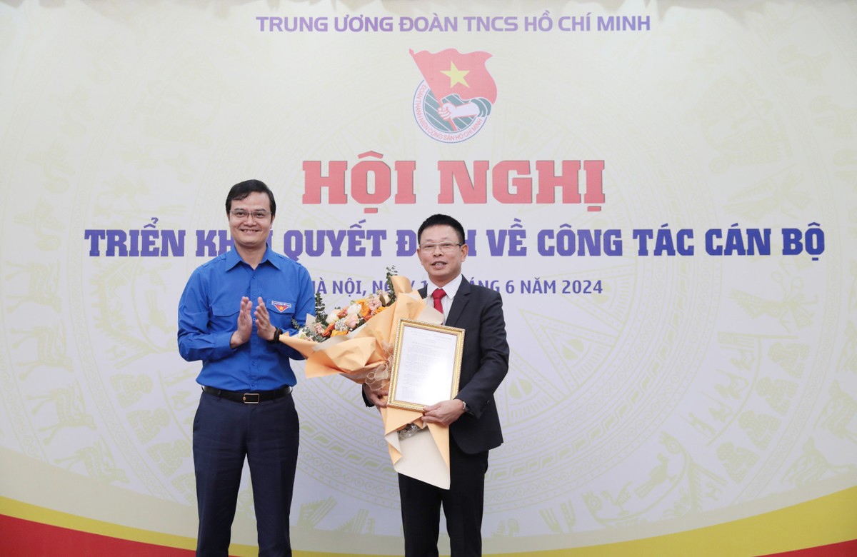 Anh Bùi Quang Huy, Ủy viên dự khuyết BCH T.Ư Đảng - Bí thư thứ nhất T.Ư Đoàn đã trao Quyết định và tặng hoa chúc mừng nhà báo Phùng Công Sưởng