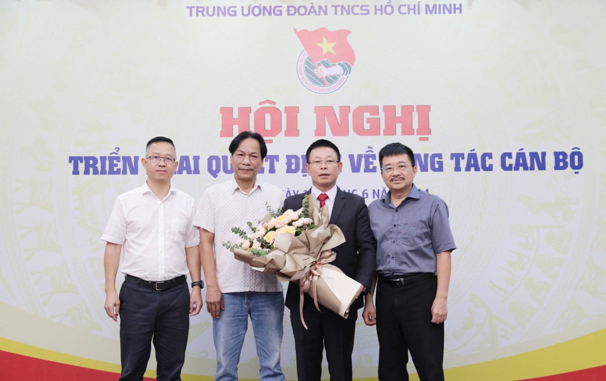 Ban Biên tập Báo Tiền Phong và Công đoàn Báo Tiền Phong chúc mừng tân Tổng Biên tập Báo Tiền Phong Phùng Công Sưởng. Ảnh: Hồng Vĩnh.