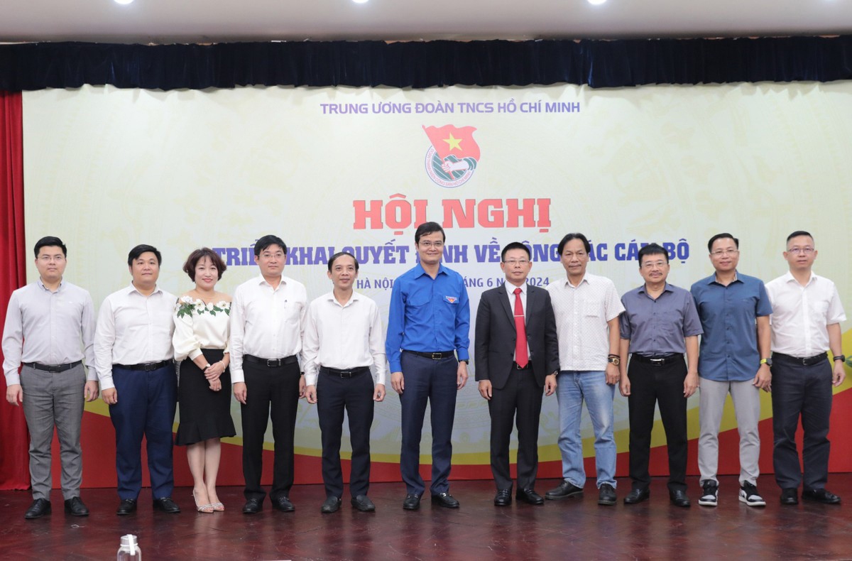 Bí thư thứ nhất T.Ư Đoàn Bùi Quang Huy, đại diện Đảng ủy, Công đoàn, lãnh đạo một số ban của T.Ư Đoàn chụp ảnh lưu niệm cùng Ban Biên tập, cán bộ Báo Tiền Phong. Ảnh: Hồng Vĩnh.