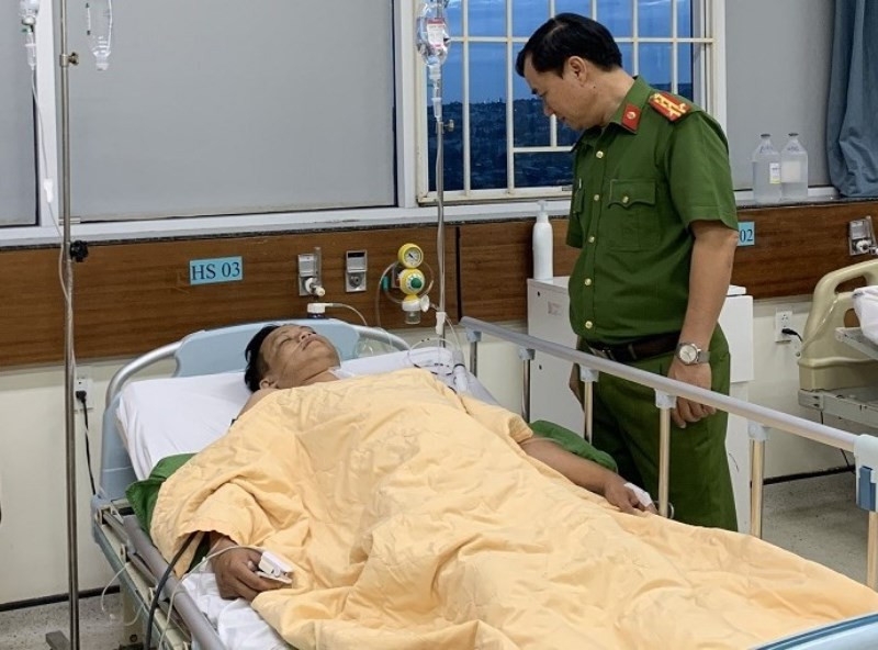 Thiếu tá Nguyễn Văn Hưng bị thương nặng đã được đội ngũ y bác sĩ phẫu thuật, hiện đã qua cơn nguy kịch. (Ảnh: Công an tỉnh Gia Lai)