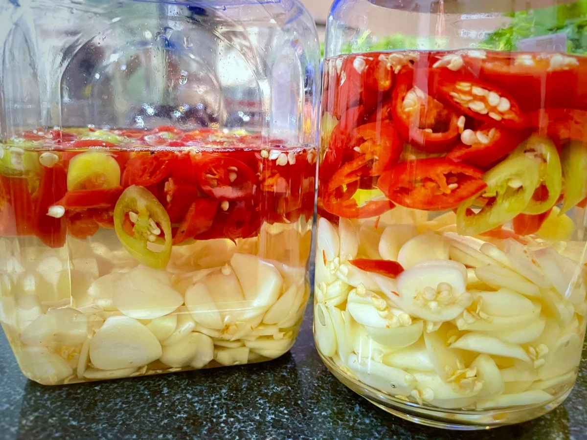 Ngâm tỏi nhớ làm thêm bước này để tỏi trắng giòn. 