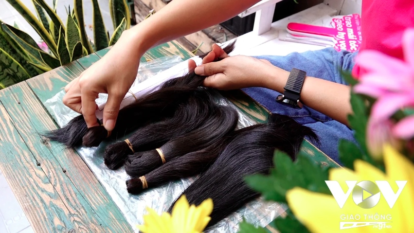 Những bộ tóc sau khi được phân loại sẽ gửi về xưởng để tạo kiểu theo yêu cầu