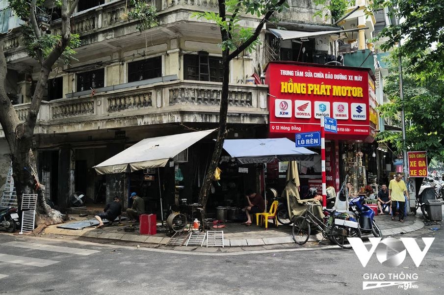 Cũng giống như Thuốc Bắc và Lãn Ông, Phố Lò Rèn và Hàng Đồng là 2 con phố cạnh nhau, nhưng khác là cả 2 phố này đều vẫn giữ được nghề như tên gọi