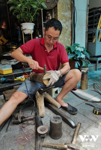 Một chiếc bình hoa bằng đồng thau đang thành hình qua đôi bàn tay khéo léo của người thợ trên phố Hàng Đồng. Những sản phẩm thủ công này vẫn có nhiều người tìm mua để sử dụng và trang trí cho ngôi nhà theo phong cách hoài cổ