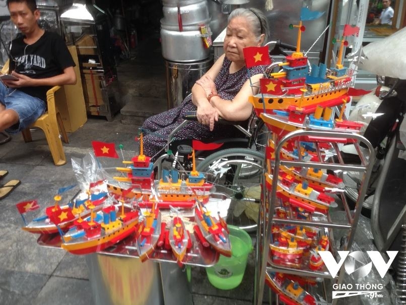 Vẫn còn những món đồ chơi truyền thống được làm từ những miếng sắt tây thu hút trẻ nhỏ trên phố Hàng Thiếc