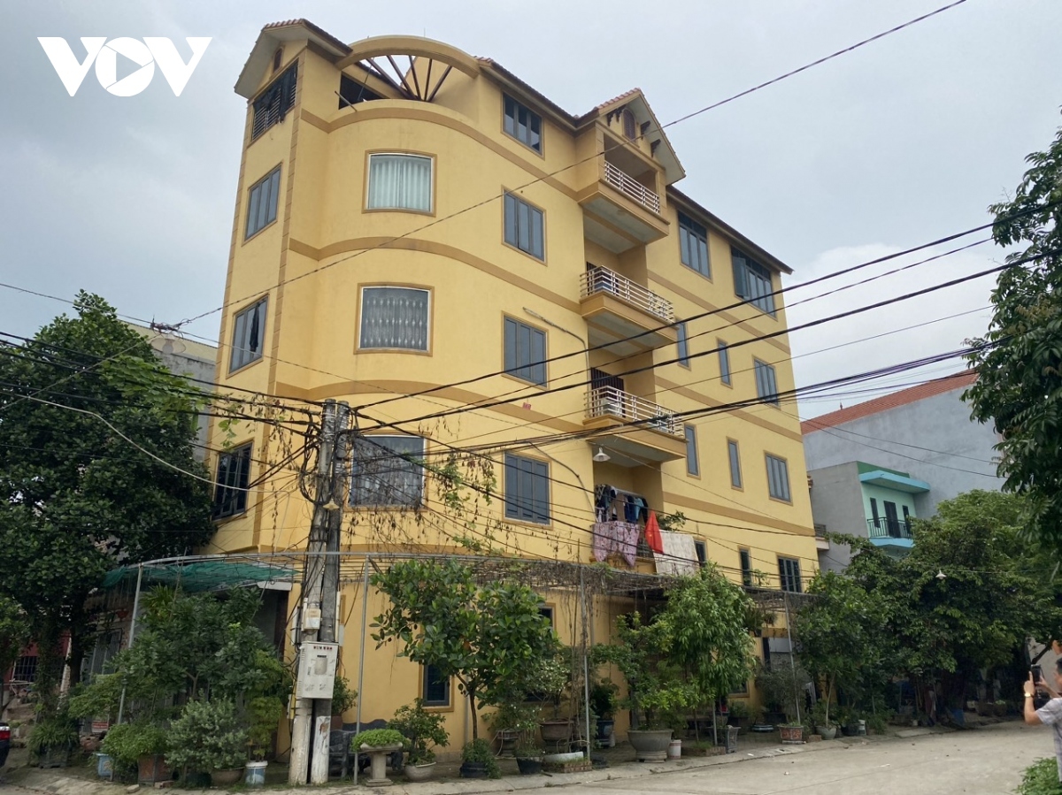 Ngôi nhà của bà Ngô Thị L. ở xã Tam Giang, huyện Yên Phong, tỉnh Bắc Ninh vỡ nợ tiền tỷ, khiến nhiều người dân trong thôn Vọng Nguyệt lo lắng