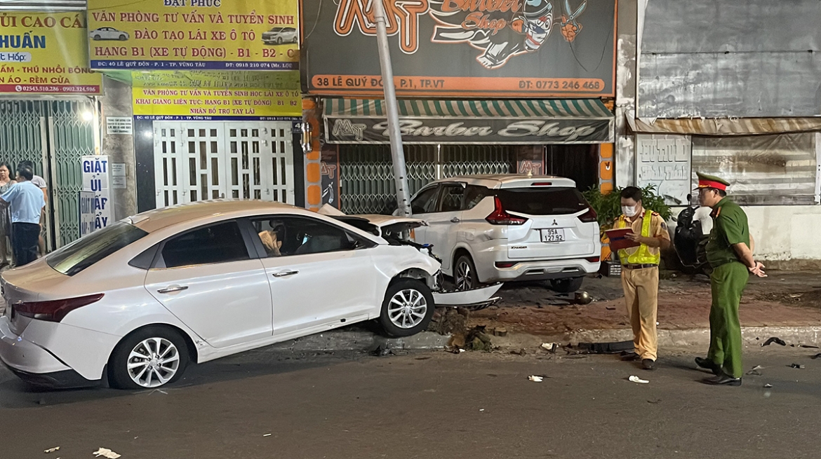 Chiếc xe chỉ dừng lại sau khi va chạm vào cột điện chiếu sáng (ảnh: CA)