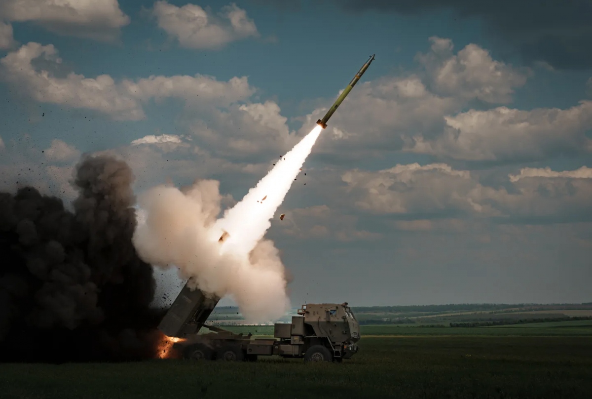 Lực lượng Ukraine khai hỏa hệ thống HIMARS gần Donetsk. Ảnh: Getty.