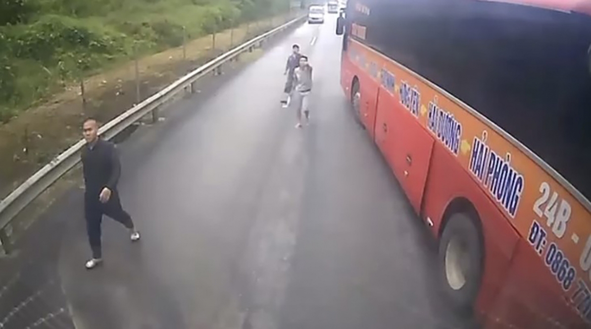 Một nhóm người trên xe khách sang hành hung tài xế xe tải