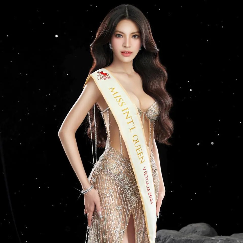 Á hậu Tường San (tên khai sinh là Nguyễn Hoàng Bảo Phúc) sinh năm 2005 tại Khánh Hòa. Mỹ nhân gốc Khánh Hòa tham gia cuộc thi sắc đẹp này chỉ sau 12 ngày trải qua ca phẫu thuật chuyển giới. Bởi vậy, trong quá trình tham gia Hoa hậu Chuyển giới Việt Nam 2023, Tường San  thường xuyên mệt mỏi, gặp vấn đề sức khỏe vì vết thương còn chảy máu và tiết dịch mủ. Đề cập đến hành trình chuyển giới của mình, người đẹp sinh năm 2005 cho biết, cô quyết định bảo lưu kết quả học tập và đi làm phục vụ tại quán cà phê, phục vụ quán nhậu, nhặt bóng sân tennis. "Tôi hạnh phúc khi có thể chuyển giới ở tuổi 17", mỹ nhân cao 1m79 từng xúc động cho hay.