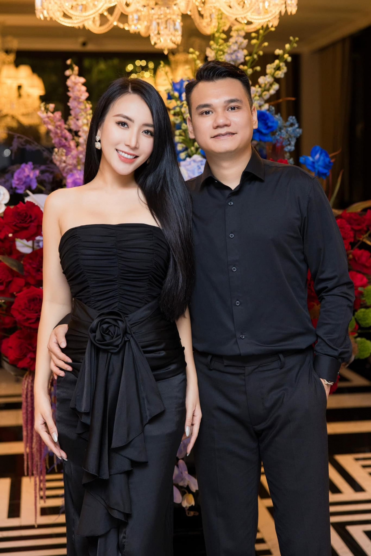 Sau 6 năm về chung nhà, Khắc Việt và Thảo Bebe có cuộc sống ngọt ngào, hạnh phúc bên 2 con sinh đôi. Cặp đôi kết hôn năm 2018. Sau 2 năm về chung nhà, Khắc Việt và Thảo Bebe đón chào cặp song sinh 1 trai, 1 gái, tên thân mật ở nhà là Dừa và Đu Đủ. Ca sĩ Khắc Việt từng có những dòng chia sẻ dài gửi gắm bà xã: "Chúng ta không xây dựng hình ảnh một gia đình như mơ. Việc của anh là làm kinh tế và còn phải tinh tế. Chúng ta rõ ràng với nhau, được tự do việc ai người đấy làm. Tiền em kiếm em tiêu, tiền của anh kiếm em cũng tiêu, cứ sống trong những điều khác biệt khéo lại không bao giờ tách biệt".