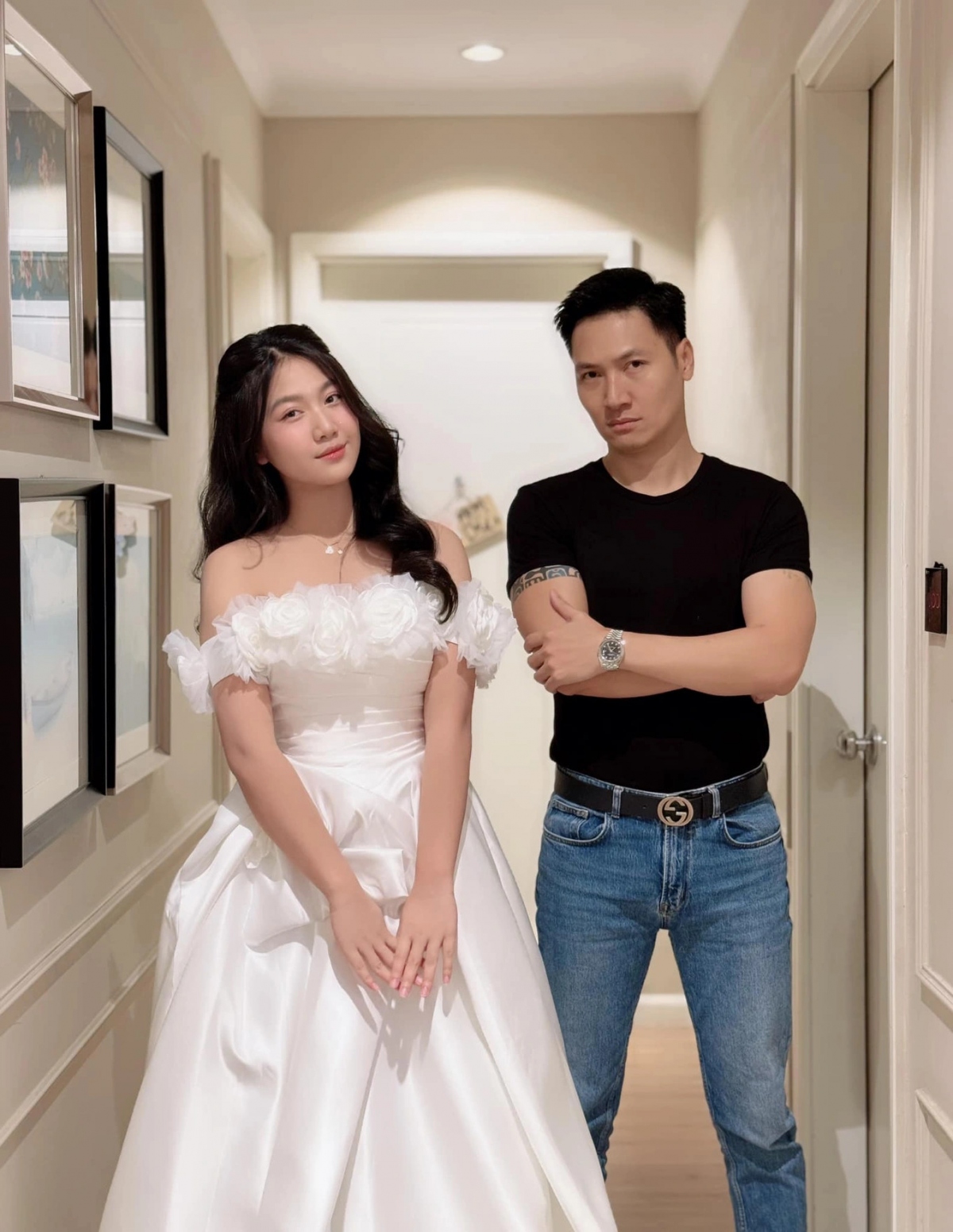 Mới đây, diễn viên Mạnh Trường chia sẻ bức hình cùng con gái trước khi cô bé đi tiệc dạ hội cuối năm ở trường khiến nhiều người chú ý. Trong bức ảnh, bé Chíp có gương mặt xinh đẹp, mặc bộ váy trắng khoe vai trần, tóc xõa dài và cao gần bằng bố. Nam diễn viên cho hay, anh và con gái thường xuyên nói chuyện tâm sự với nhau. Vợ chồng nam diễn viên đều chuẩn bị tâm lý là con đang lớn, sắp bước vào tuổi yêu. "Bé Chíp khá chững chạc so với tuổi. Tôi và bà xã tâm sự khá nhiều với con. Con đang học cấp 2, là lứa tuổi rất ương bướng. Tuổi trẻ con đã qua nhưng chưa phải người lớn nên hai vợ chồng đều phải lựa khi nói chuyện với con. Nếu bố nóng thì mẹ nhẹ nhàng và ngược lại", Mạnh Trường chia sẻ.