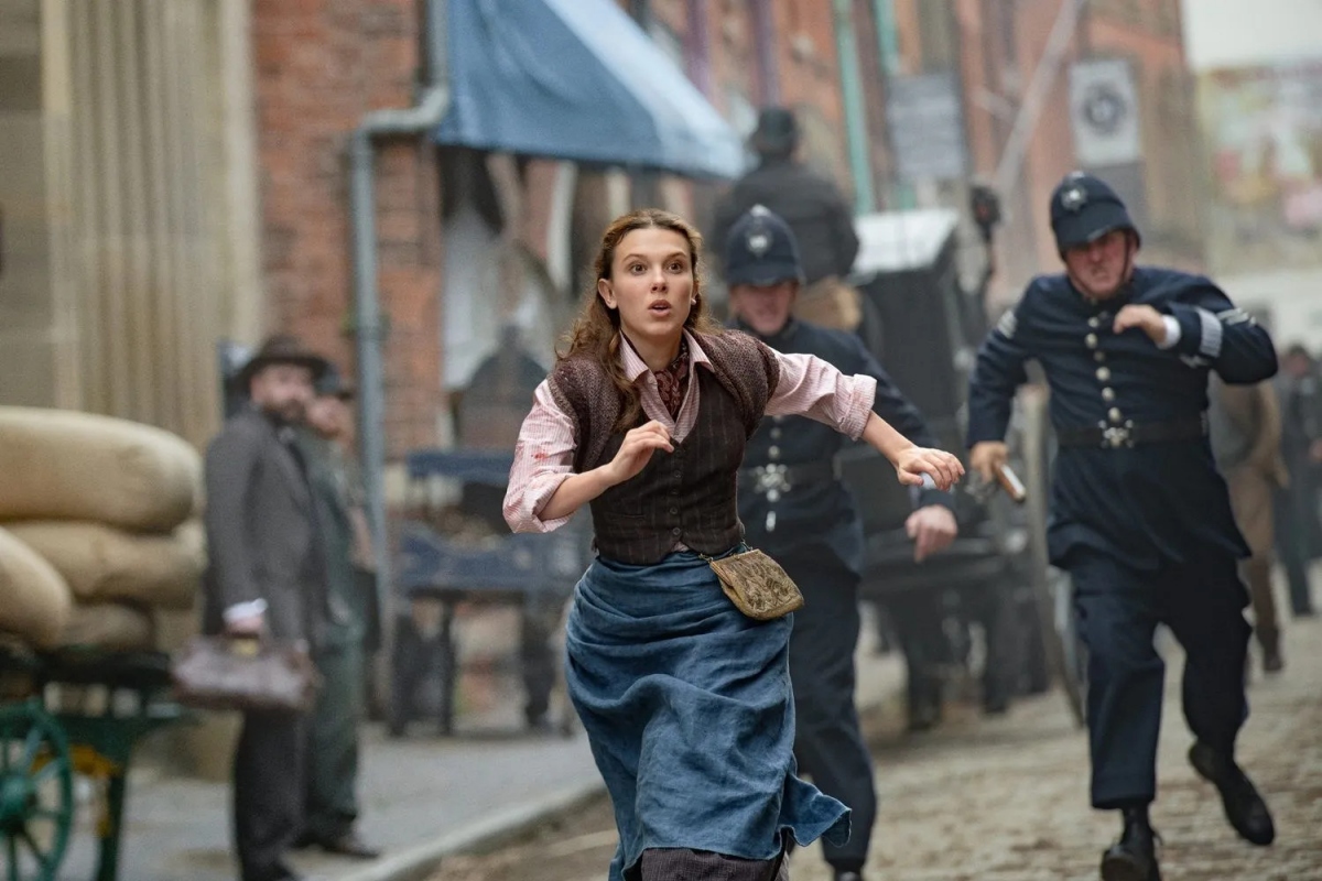 Tạo hình của Brown trong một cảnh phim "Enola Holmes 2".