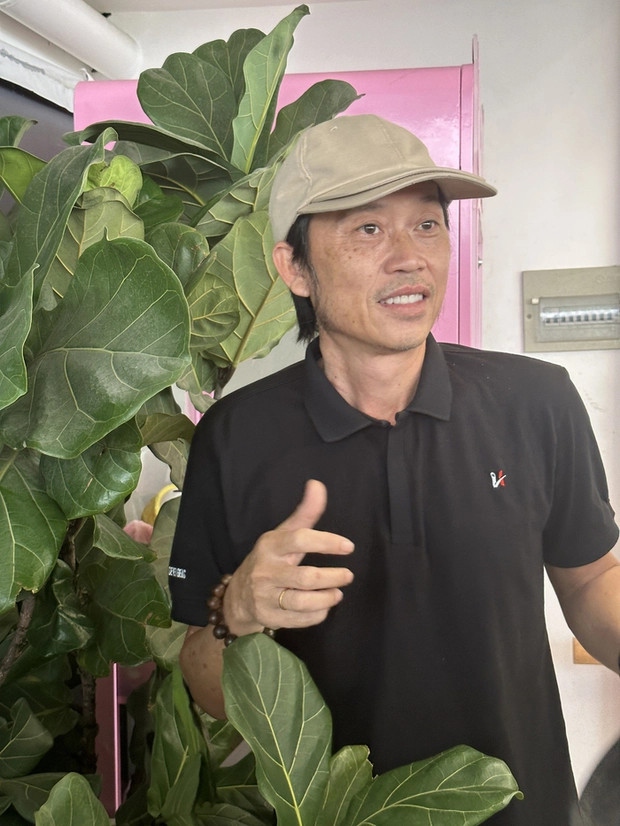Mới đây NSƯT Hoài Linh xuất hiện ở một ngôi chùa tại Châu Đốc, An Giang, thu hút sự quan tâm của khán giả. Khi khán giả nhận ra và gọi tên, NSƯT Hoài Linh trông khá căng thẳng, di chuyển vội vàng và còn dùng tay che máy quay, ra hiệu từ chối việc ghi hình. Những người đi cùng nam nghệ sĩ cũng nhắc nhở khán giả không được quay phim. Tiếp đó, NSƯT Hoài Linh vào bên trong hậu trường thay trang phục và chuẩn bị cùng các đồng nghiệp khác. Sau đó, nam nghệ sĩ thoải mái xuất hiện trên sân khấu. Có thể thấy, NSƯT Hoài Linh vẫn rất khỏe mạnh, tỉnh táo, vui vẻ diễn tuồng để phục vụ bà con địa phương.