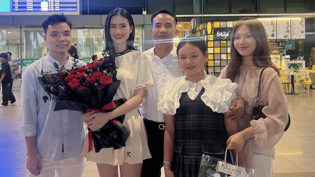 Chiều 5/6, hoa hậu Huỳnh Trần Ý Nhi trở về Việt Nam thăm gia đình và chuẩn bị dự án nhân ái để tham gia Hoa hậu Thế giới 2025. Anh Kiệt - bạn trai hoa hậu Ý Nhi ôm hoa ra sân bay đón người đẹp. Cặp đôi trao nhau cái ôm ấm áp và nhiều cử chỉ thân mật trước sự chứng kiến của gia đình, bạn bè, đồng nghiệp cùng người hâm mộ. Ê-kíp của công ty quản lý và một số bạn bè gồm các hoa hậu, á hậu như: Bảo Ngọc, Đoàn Thiên Ân, Minh Kiên, Đào Hiền... cũng ra sân bay đón Ý Nhi.