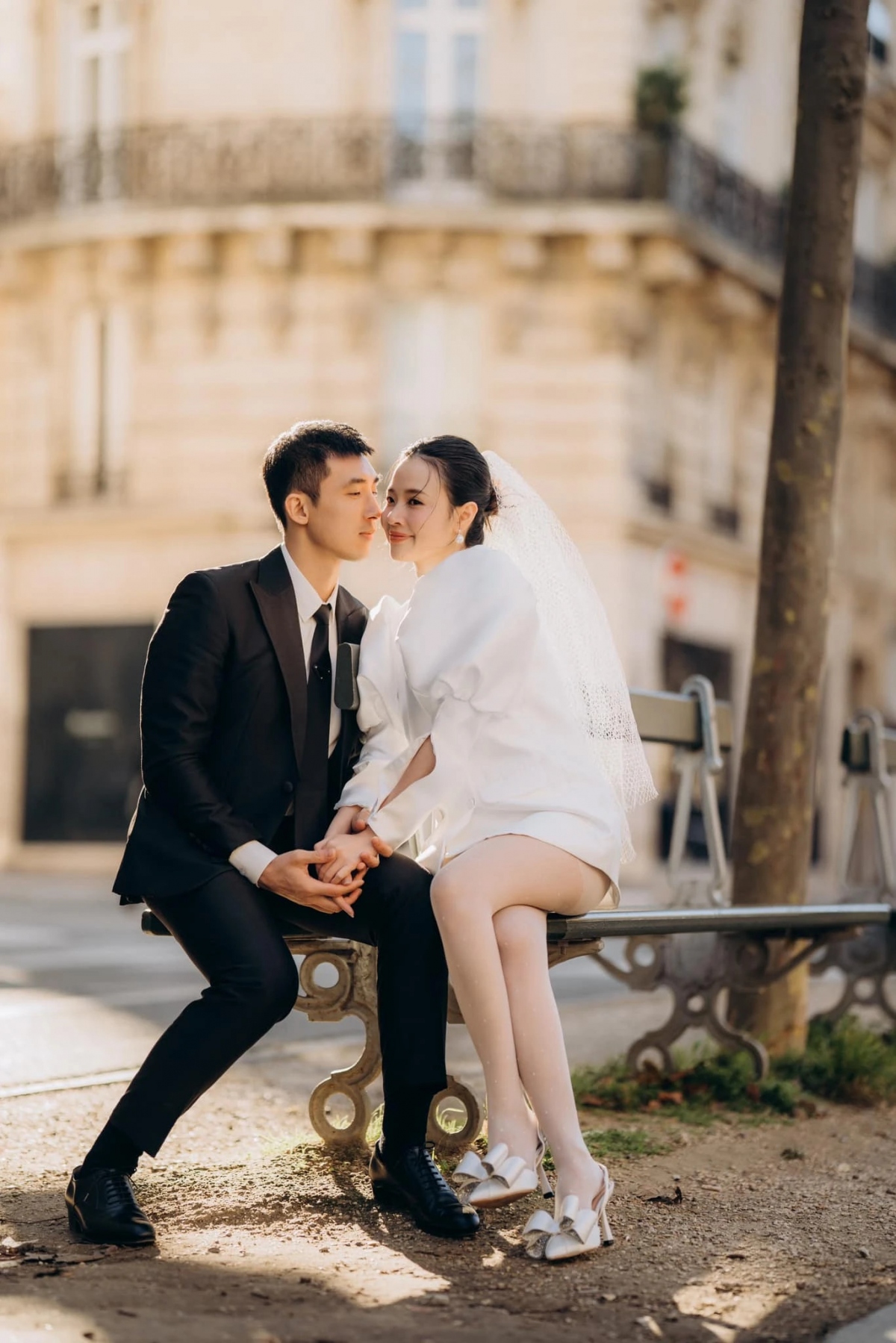 Mới đây, Midu khiến khán giả bất ngờ khi đăng tải bộ ảnh cưới với vị hôn phu là thiếu gia nhựa Duy Tân. Theo đó, bộ ảnh này được cả hai thực hiện tại Pháp và đây cũng là lần đầu tiên cô công khai chân dung của bạn trai doanh nhân sau thời gian giữ kín. Khi chia sẻ những khoảnh khắc, Midu còn tâm sự: "Yêu nhau từ cái nhìn đầu tiên. Hạnh phúc không cần ồn ào, hạnh phúc nằm ở những điều thầm lặng chúng mình dành cho nhau mỗi ngày. Cảm ơn anh và cảm ơn sự yêu thương của hai bên gia đình đã nuôi dưỡng tình yêu của chúng mình một cách trọn vẹn và ngọt ngào nhất".