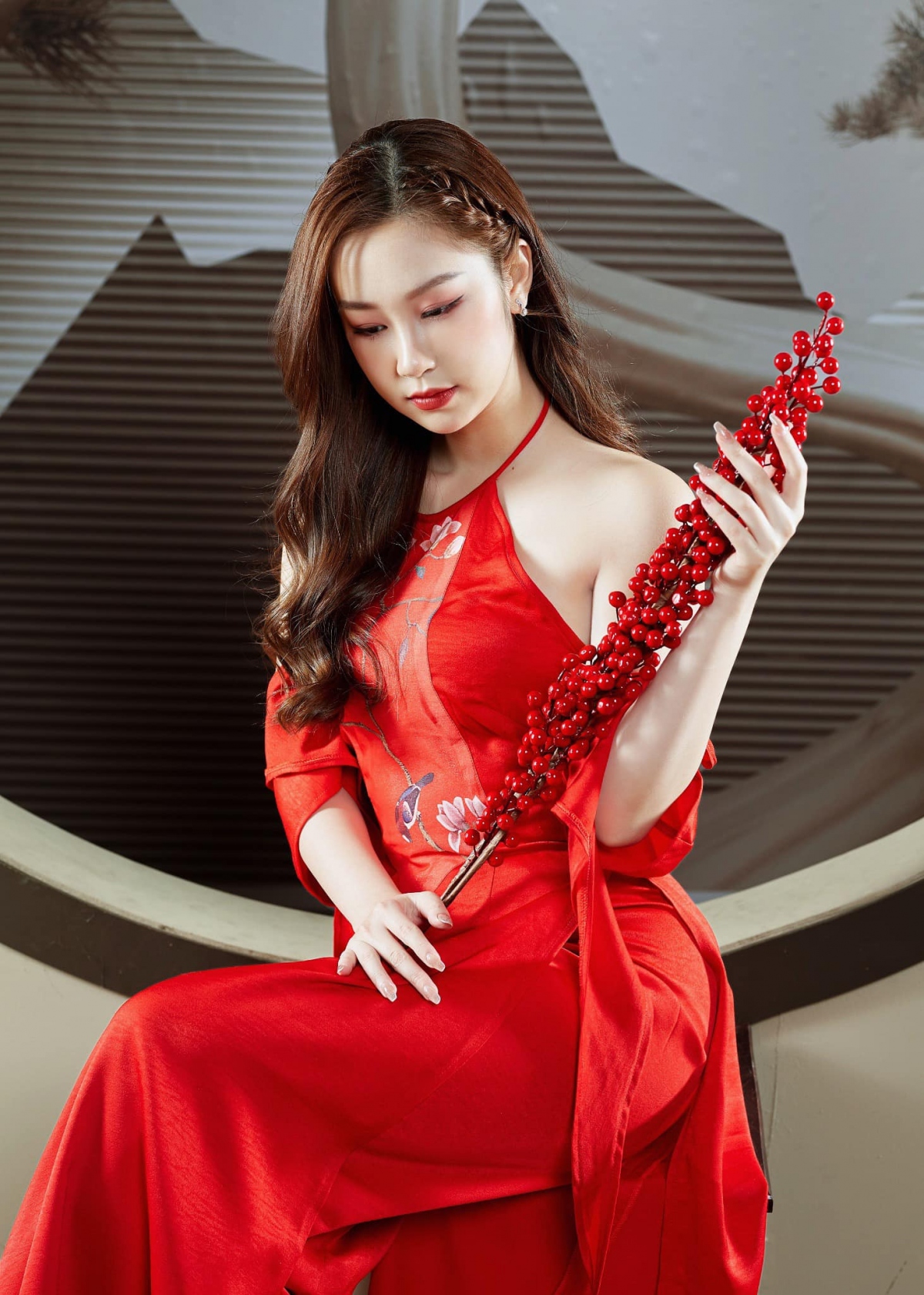 Với nước da trắng sáng, số đo ba vòng quyến rũ, Hàn Trang là nữ diễn viên trẻ "chăm chỉ" thả dáng bên cạnh những trang phục khoe bờ vai quyến rũ.