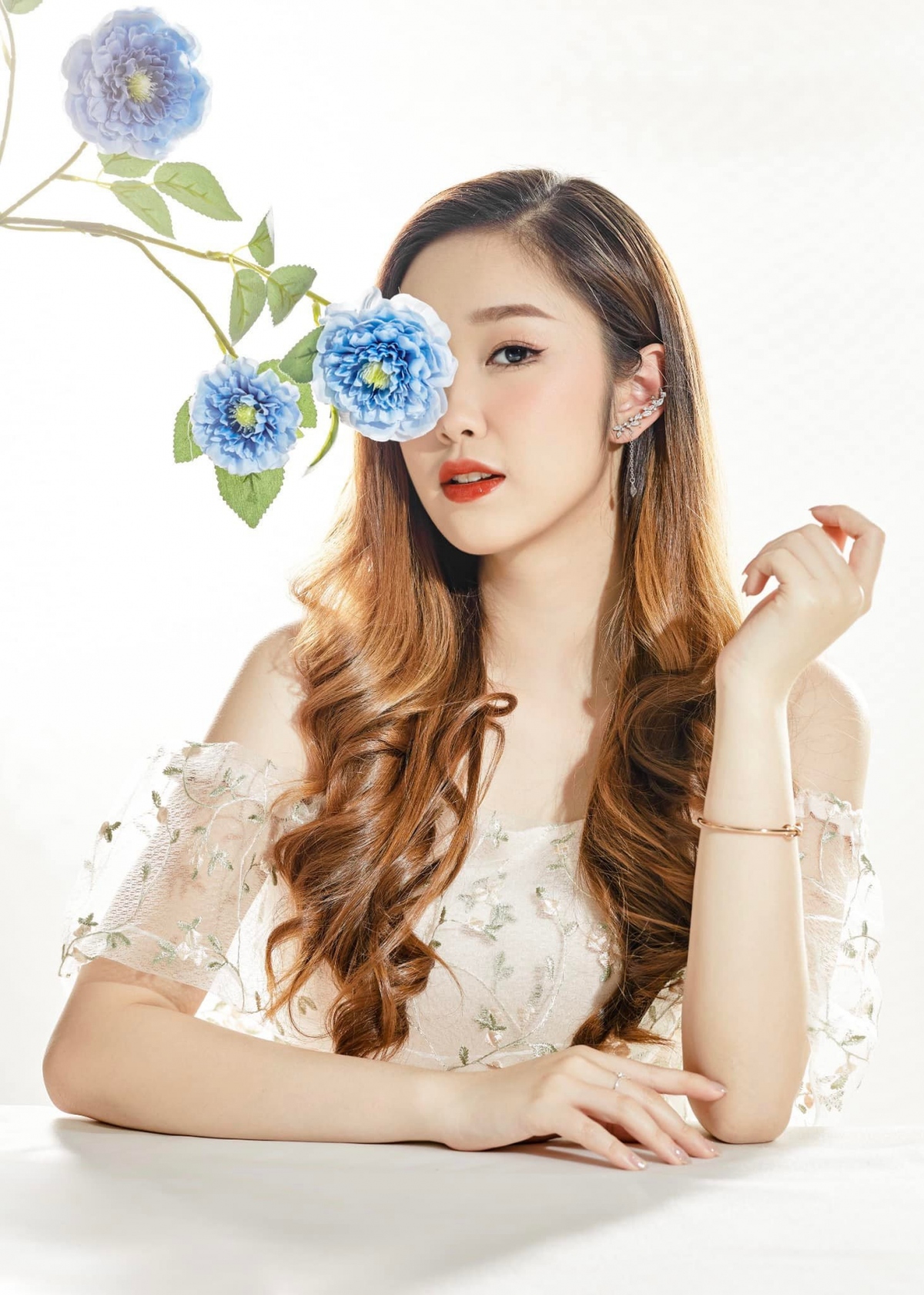 Hàn Trang từng ghi dấu với những vai diễn trong những bộ phim giờ vàng như "Lối về miền hoa", "Món quà của cha"... Đây chính là bước đệm giúp cô gái trẻ có thêm kinh nghiệm và tìm kiếm cơ hội trong tương lai.