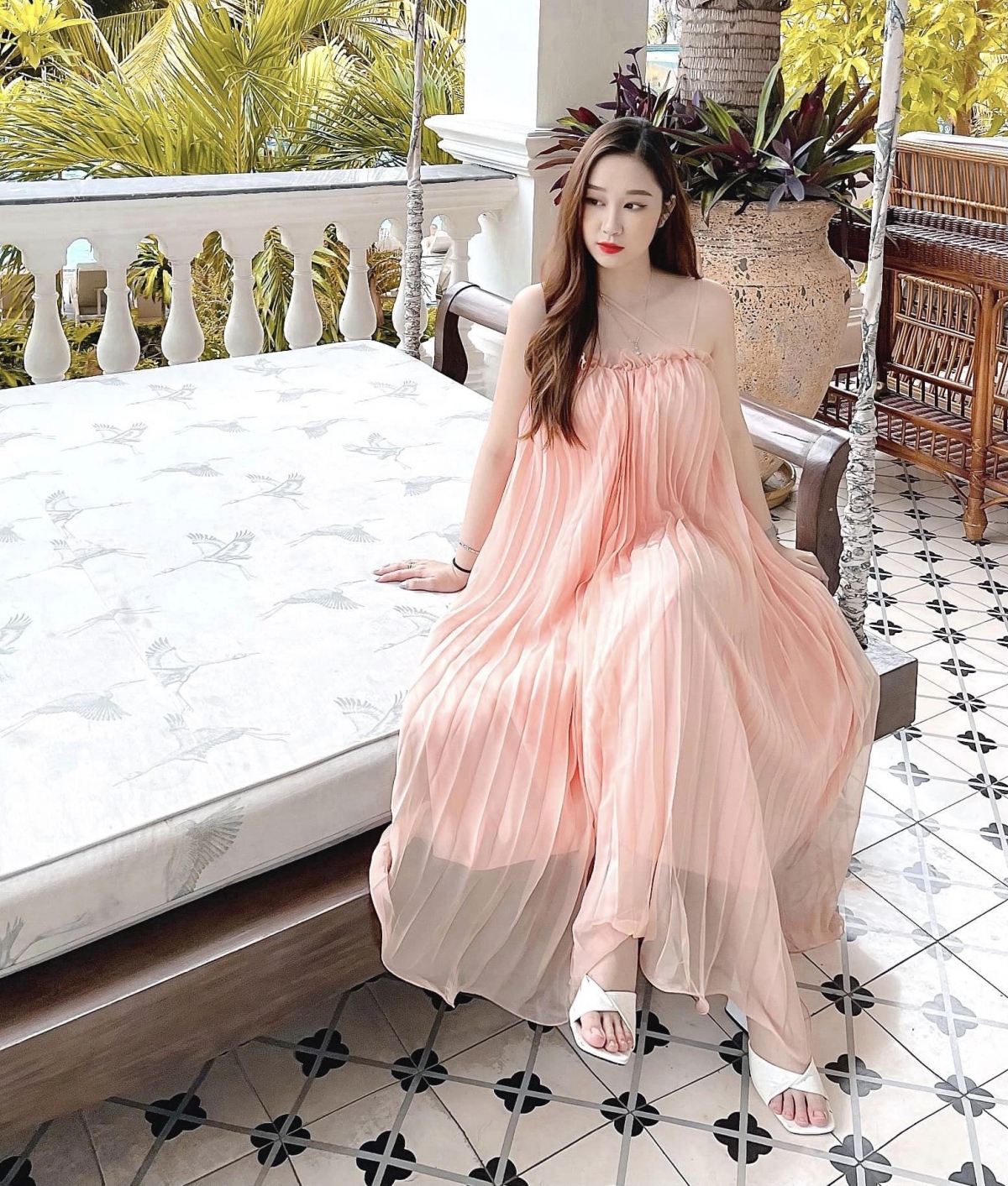 Ngoài lĩnh vực đóng phim, người đẹp sinh năm 2000 còn là gương mặt được nhiều nhãn hàng thời trang, mỹ phẩm lựa chọn hợp tác. Ở tuổi 24, Hàn Trang có được thành công trong công việc và nguồn thu nhập ổn định.