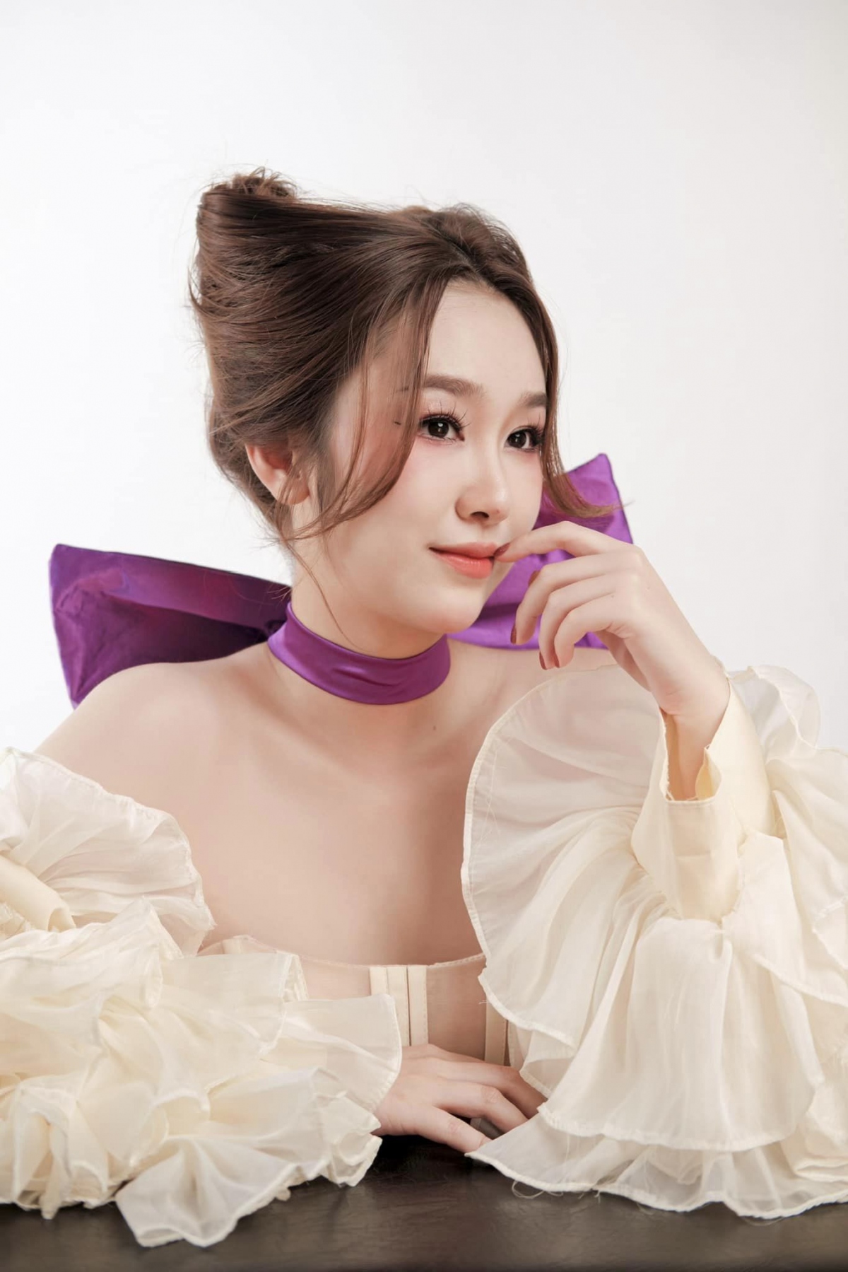 Hàn Trang (tên thật Nguyễn Thùy Trang, sinh năm 2000, Hà Nội) từng theo học chuyên ngành Diễn viên Kịch - Điện ảnh - Truyền hình, Đại học Sân khấu - Điện ảnh Hà Nội. Tên tuổi của cô được biết đến nhiều hơn sau khi tham gia các vai diễn tiểu thư nhà giàu trên sóng VTV.
