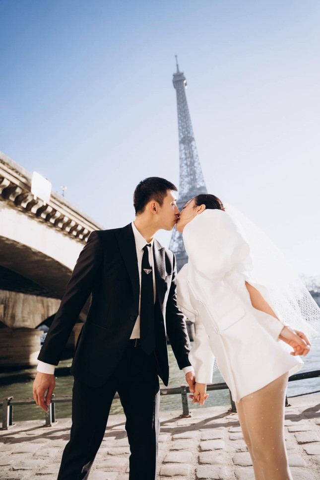 Tấm thiệp của Midu có màu trắng được thiết kế đơn giản, có kích thước lớn hơn so với những thiệp mời thông thường. Midu sử dụng các hoạt tiết hoa mơ in nổi và khuyến khích khách mời không đưa trẻ em dự tiệc cưới cùng. "Vì lý do an toàn, buổi tiệc dành cho người lớn, khuyến khích không dắt theo trẻ em", thiệp mời của Midu ghi chú. Ngoài ra, cặp đôi đề nghị khách mời phản hồi trước ngày 23/6 thông qua mã QR được in trên thiệp.